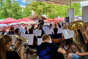 Auftritt des Schulorchesters der Realschule Bad Schönborn beim Parkfest des Musikverein Mingolsheim